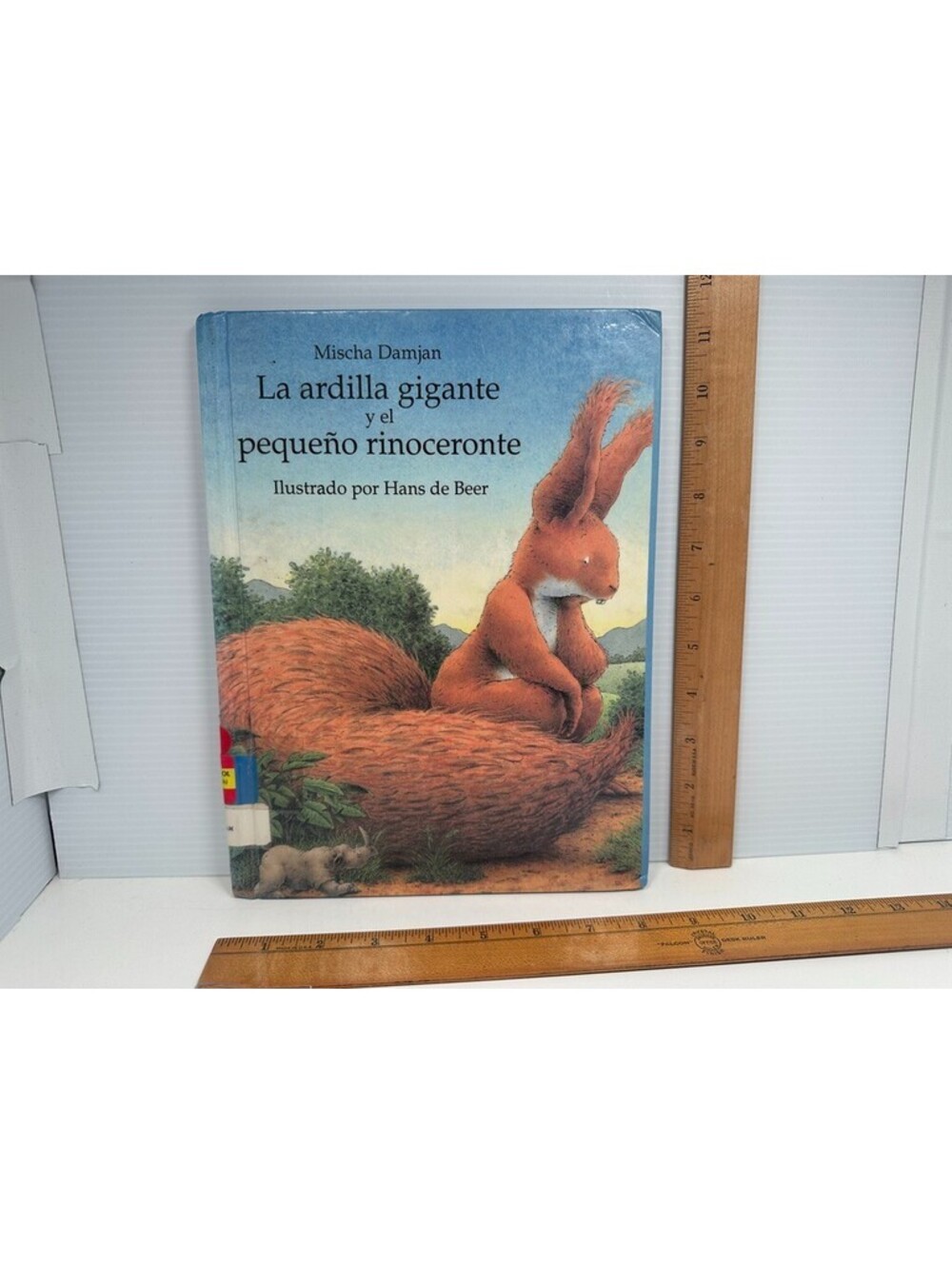 La Ardilla Gigante Y El Pequeno Rinoceronte Spanish HC Book Mischa Damjan ExLib
